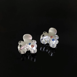 Détail macro de la pince à cheveux noeud en argent mat avec strass colorés et motif étoile
