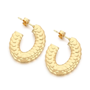 Fashionable gold C-shaped stainless steel earrings with textured fish scale hammer pattern