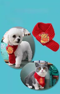 Détail de l'écharpe en tricot rouge pour animaux avec broderie festive pour chats