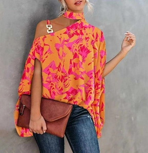 Detail des Blumenprints mit Schulter-Metallschnalle und passendem Choker-Halsband für Damen