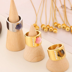 Επίχρυσα δαχτυλίδια 18K με πολύχρωμα λουλούδια σε ξύλινες βάσεις παρουσίασης
