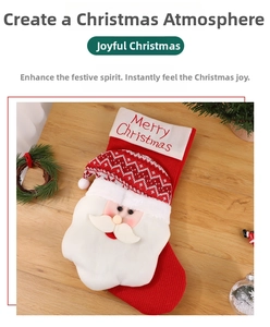 Détail de la chaussette de Noël en tricot rouge avec Père Noël et broderie festive