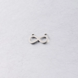 Detail van de gepolijste roestvrijstalen infinity-connector met twee verbindingsgaten