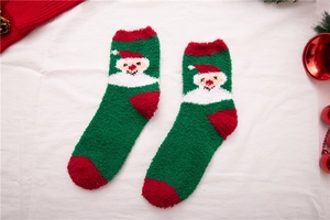 Detailansicht der weichen Korallenvlies-Weihnachtssocken mit festlichem Weihnachtsmann-Motiv