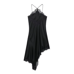 Robe nuisette en satin noir avec bordure en dentelle et ourlet asymétrique sur fond blanc