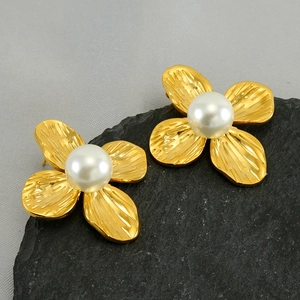Vintage French Style Flower Stud Earrings Stainless Steel With Artificial Pearl Gold Plated Fashion Jewelry For Women