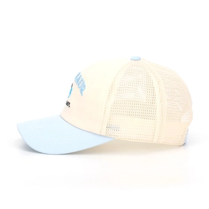 Seitenansicht der Kinder-Baseballkappe mit Dino-Stickerei und atmungsaktivem Netz