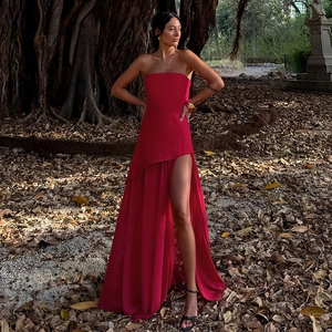 Robe rouge élégante aux épaules dénudées en satin avec fente asymétrique et taille ajustée