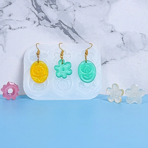 Detalle del molde de silicona de flor y hoja para pendientes de resina y joyería DIY