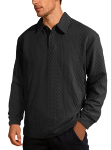 Dettaglio macro della polo nera da uomo con trama in maglia jacquard a rombi strutturata
