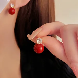Boucles d'oreilles perles rouges de style français avec cristaux et base dorée
