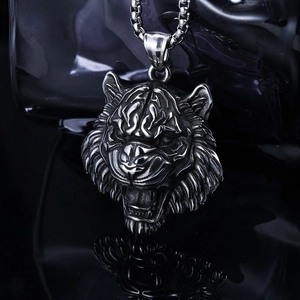 Pendentif tête de tigre Viking vintage en acier inoxydable poli avec chaîne en perles