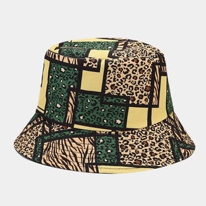 Detailansicht eines Patchwork-Anglerhuts mit Leoparden- und Zebramuster und Texturen