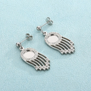 Détail de boucles d'oreilles Main de Fatma en argent avec strass et base à sertir