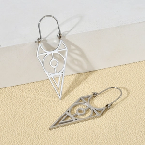 Gros plan de boucles d'oreilles en acier argenté aux motifs géométriques ajourés