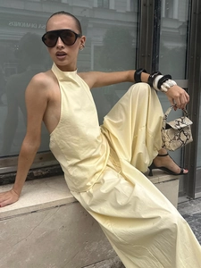 Détail du haut dos nu jaune clair et de l'ensemble pantalon large assorti