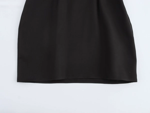 Détail de l'ourlet de la robe noire élégante avec coutures en organza raffinées