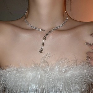 Collier ras du cou argenté double couche avec pendentif goutte d'eau en zircon étincelant
