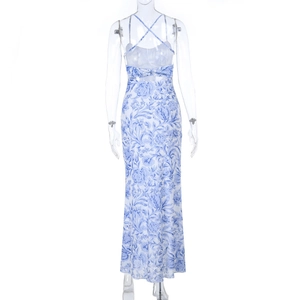 Robe longue dos nu à fleurs bleues et blanches avec fines bretelles croisées