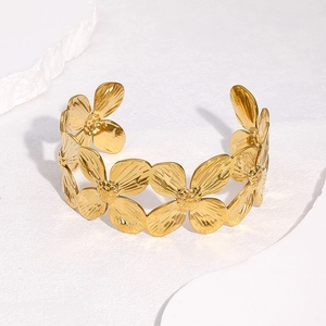 Bracelet manchette en acier inoxydable plaqué or 18 carats avec motif floral ajouré
