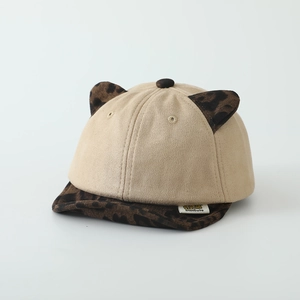Détail des oreilles de chat léopard et texture suédine sur casquette enfant