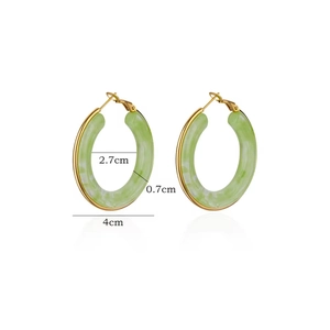 Détail de boucles d'oreilles créoles en résine verte de 4cm avec dimensions et fermoir