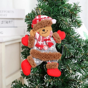 Dettaglio di un orsetto natalizio di peluche con cappello a quadri rossi su un albero