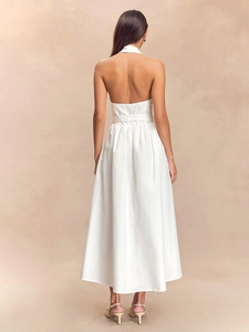 Vue arrière d'une robe dos nu blanche montrant le design ouvert et le lien de taille