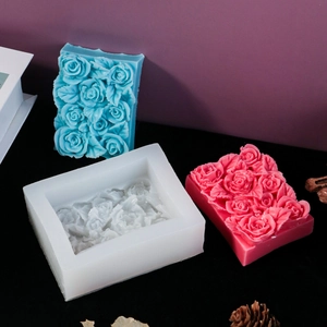 Dettaglio dello stampo in silicone a rose con saponi testurizzati blu e rosa