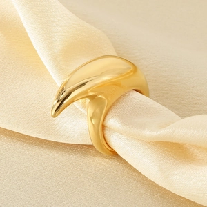 Macro-opname van 18K vergulde halve maan ring op beige satijn met een hoogglans afwerking