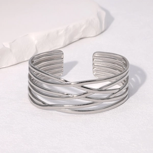 Détail du bracelet manchette argenté multicouche au fini poli minimaliste et élégant
