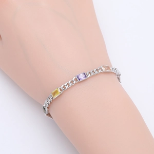 Dettaglio del bracciale a catena in argento s925 con pietre rettangolari colorate al polso