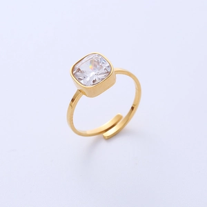 Détail d'une bague dorée réglable ornée d'une grande pierre de zircon carrée brillante
