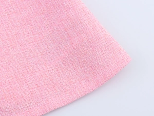 Detailaufnahme der rosa Tweed-Stofftextur mit aufwendigem Webmuster für luxuriöse Westen