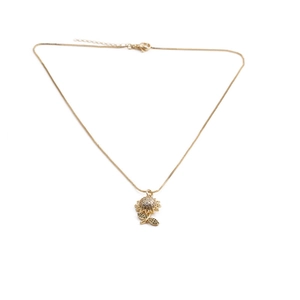 Détails du collier tournesol et éléphant avec chaîne dorée et fermoir mousqueton