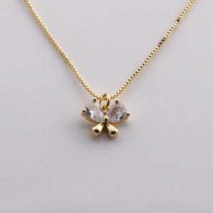 Collana con ciondolo a farfalla in oro con due pietre di zirconia a forma di goccia d'acqua
