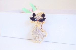 Macro detail of golden cat keychain with sparkling rhinestones and black gem eyes