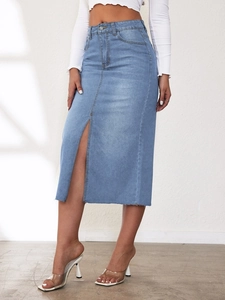 Detail van een lichtblauwe denim midi-rok met hoge taille en een stijlvolle split