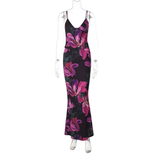 Abito estivo con scollo a V e stampe floreali rosa e viola su base nera sottile