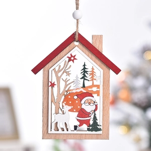 Maison de Noël en bois suspendue avec motifs de Père Noël et rennes sur sapin