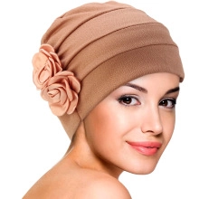 Détail du turban marron clair avec fleurs 3D et texture en maille douce pour femme