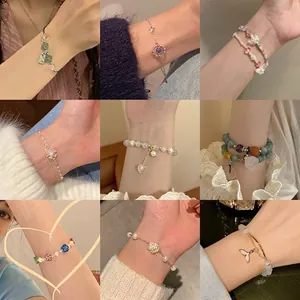 Collage de elegantes pulseras de perlas coreanas con dijes de mariposa y estrella
