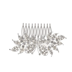 Dettaglio macro del pettine per capelli da sposa argento con farfalla e foglie di strass