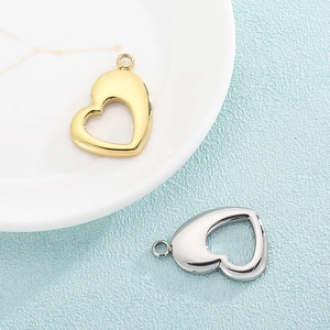 Pendentifs cœurs évidés minimalistes en finition dorée et argentée, surface polie