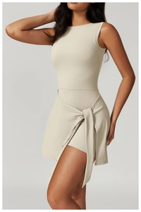 Détail de la robe de sport beige avec ceinture nouée à la taille et ourlet superposé