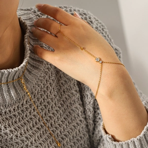 Bracciale ad anello dorato da donna con due cristalli di zircone bianco brillanti