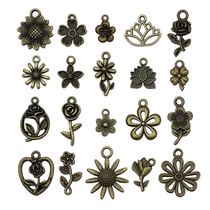 Antieke bronzen hangers set met roos zonnebloem en klavertje vier ontwerpen