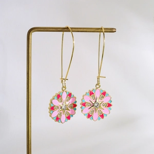 Orecchini boho placcati in oro con pendenti floreali in smalto colorato e zirconi