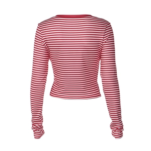 Rückansicht eines schmal geschnittenen gestreiften Langarm-Crop-Tops in Rot und Weiß