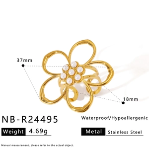 Detail showing dimensions and material specs of golden flower ring with pearls